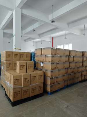 Máy sấy tóc 1200W với 3 mức nhiệt độ và 220 ~ 240V điện áp để dễ dàng tạo kiểu tóc